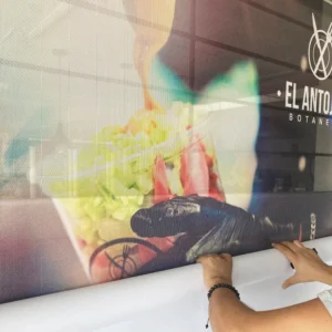 Vinil adherible microperforado